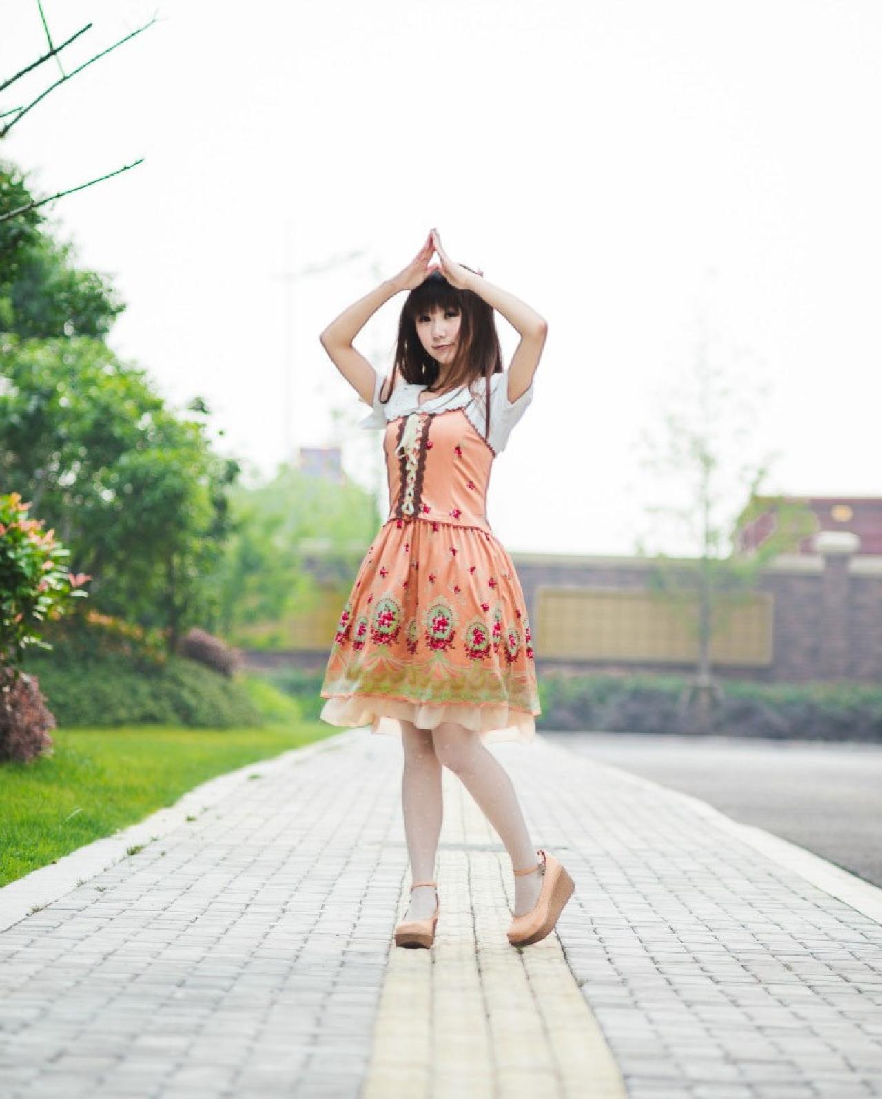 全全双手合十举过头顶