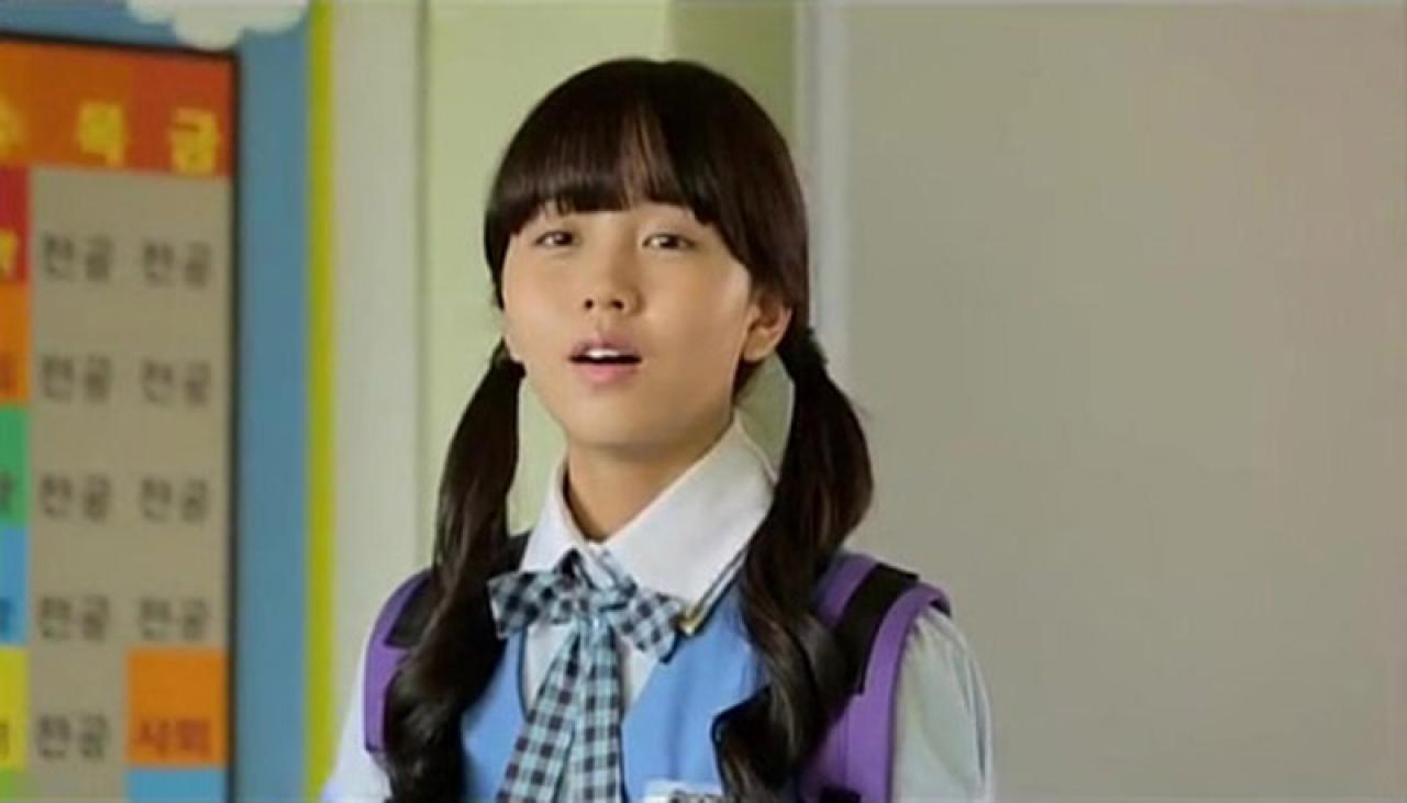 金所炫扮演张鸽琳见到泰俊和自己同班，花痴地看着泰俊