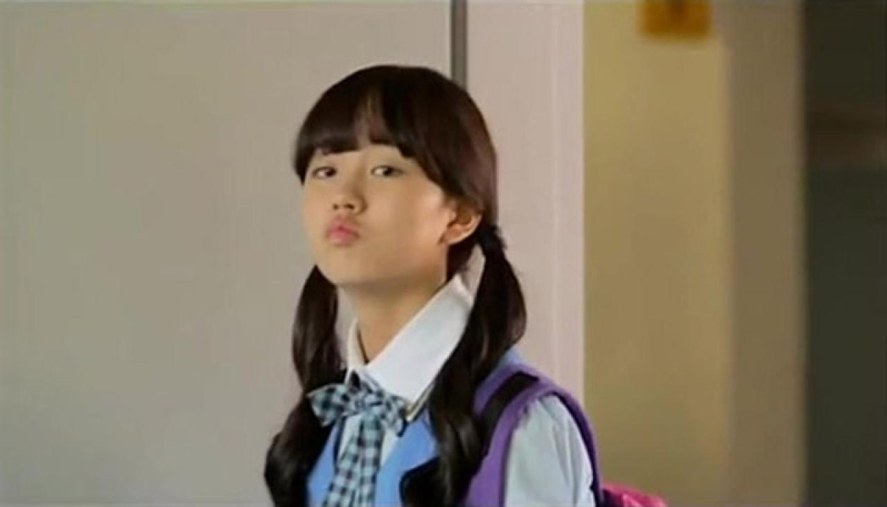 金所炫扮演张鸽琳嘟嘴走进教室