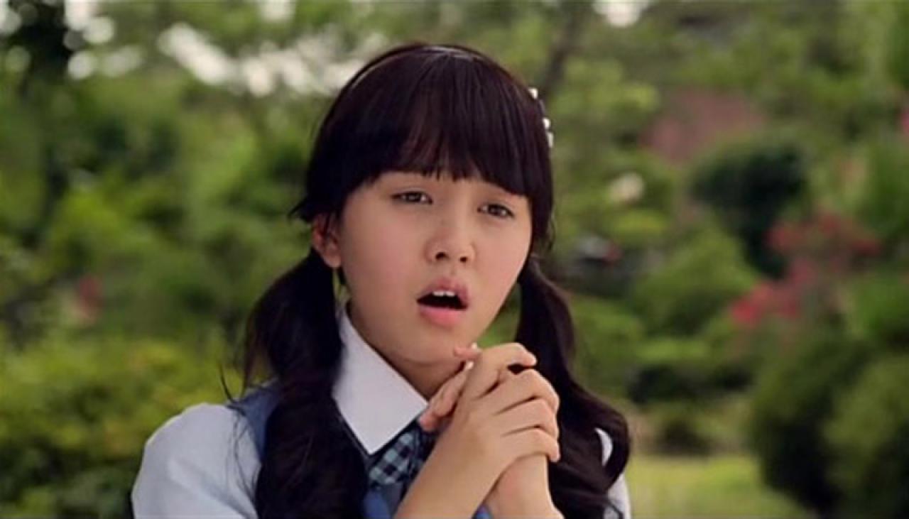 金所炫扮演张鸽琳幻想和泰俊相遇的场景，花痴地不自觉长大了嘴巴