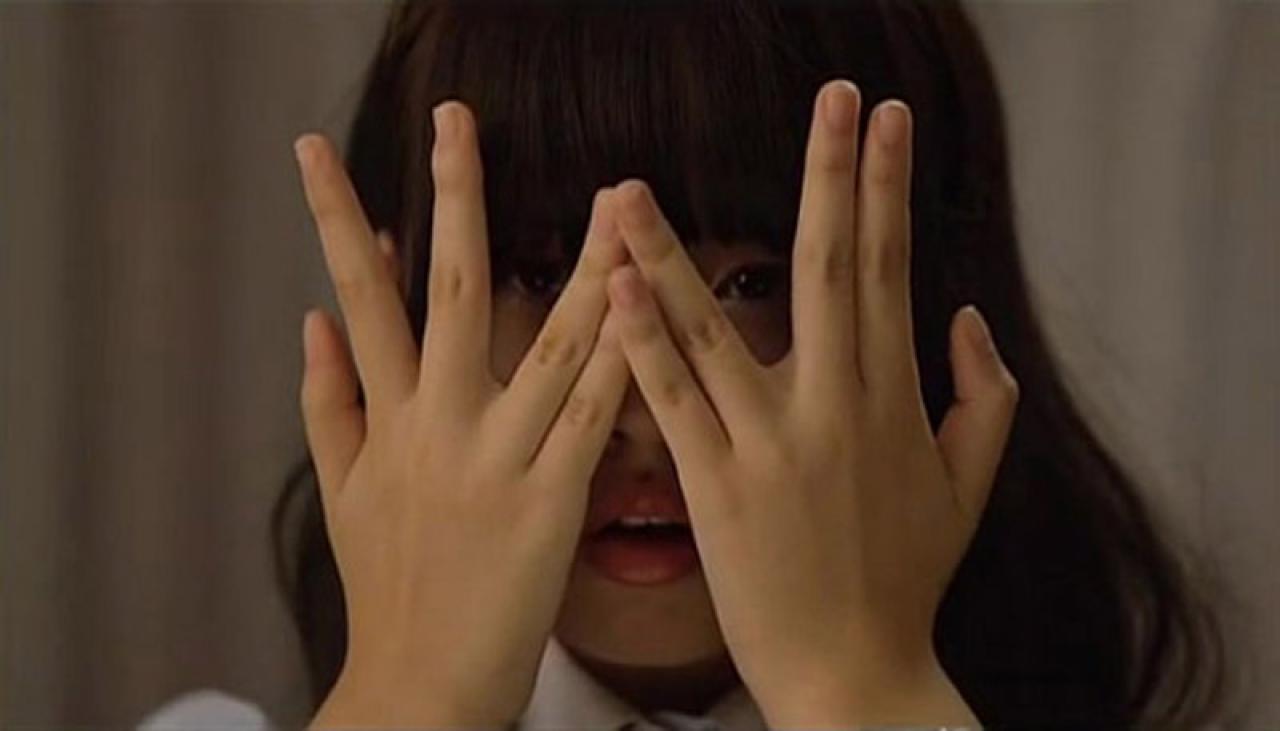 金所炫扮演张鸽琳捂着脸偷看的表情