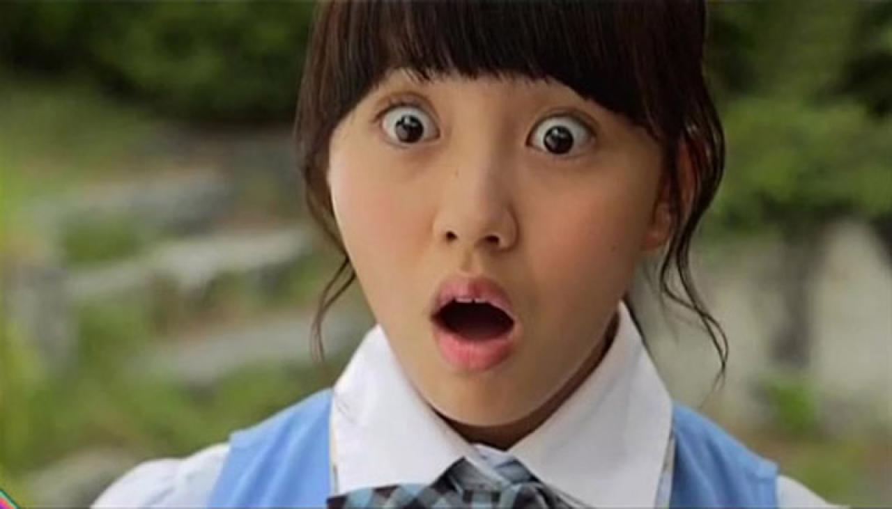 金所炫扮演张鸽琳张大嘴巴和眼睛，夸张的吃惊神情