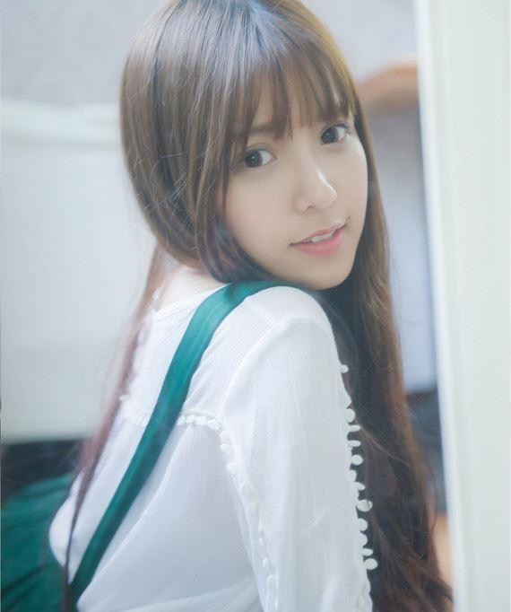 奶瓶在镜子中的影像