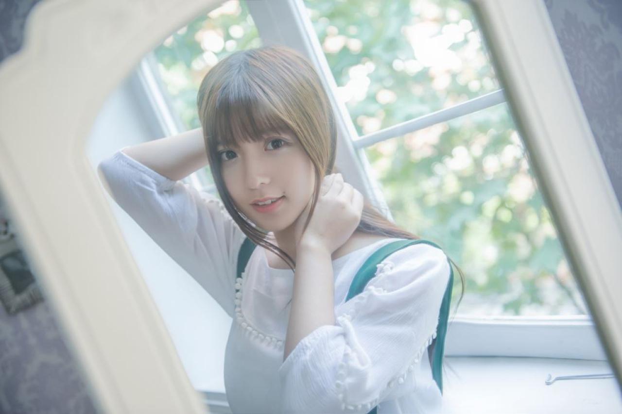 奶瓶双手束起头发