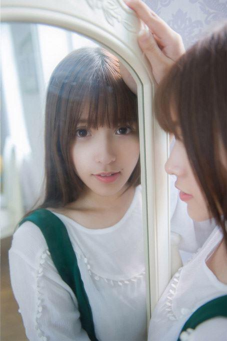 奶瓶右手扶着镜子，看着镜子中的自己