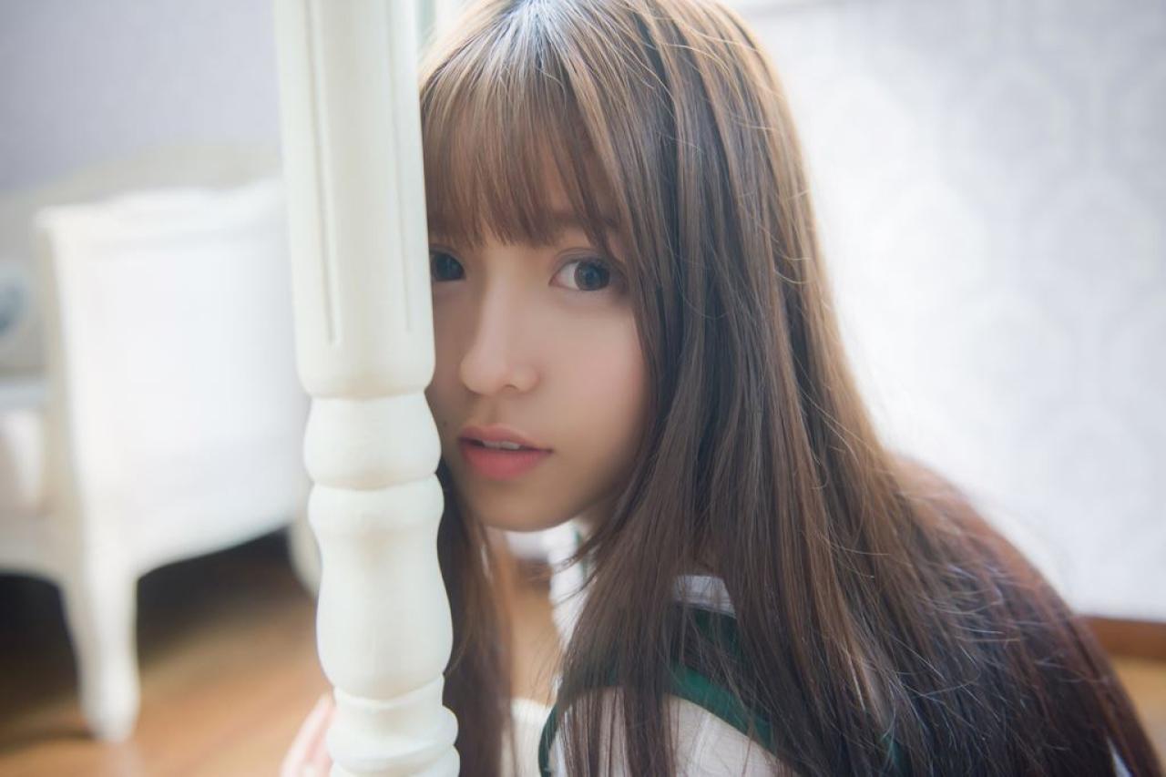 奶瓶脸贴在镜子的边框上