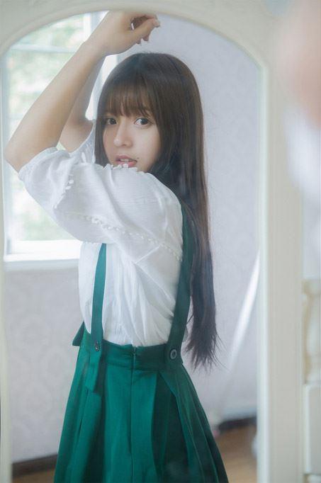 奶瓶在镜子中双手抬起的影像