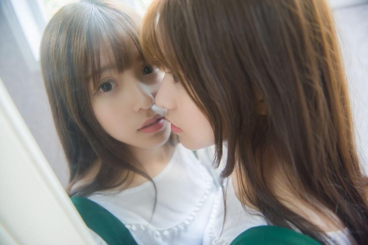 奶瓶和镜子中的自己脸对脸