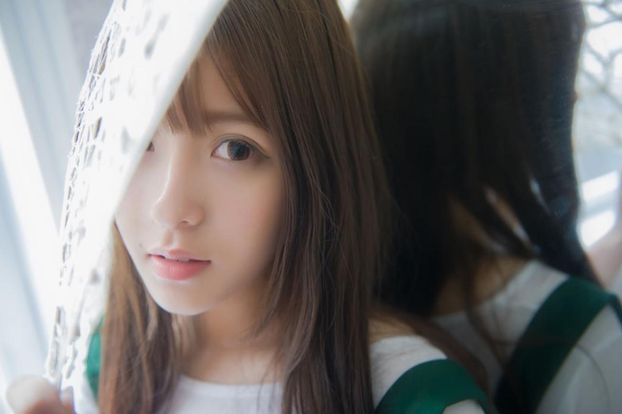 奶瓶背对镜子，纱巾遮住小半边脸