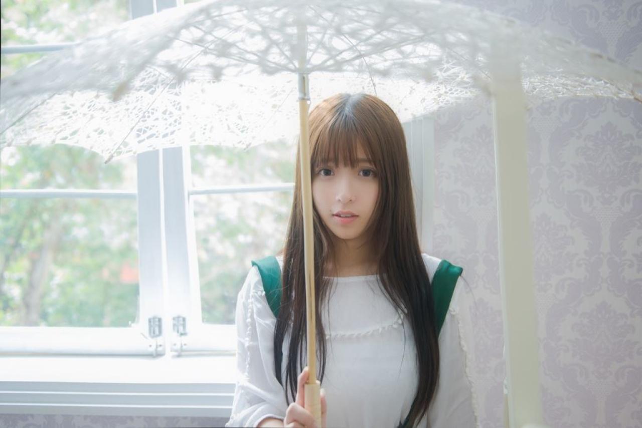 奶瓶撑着白色的伞