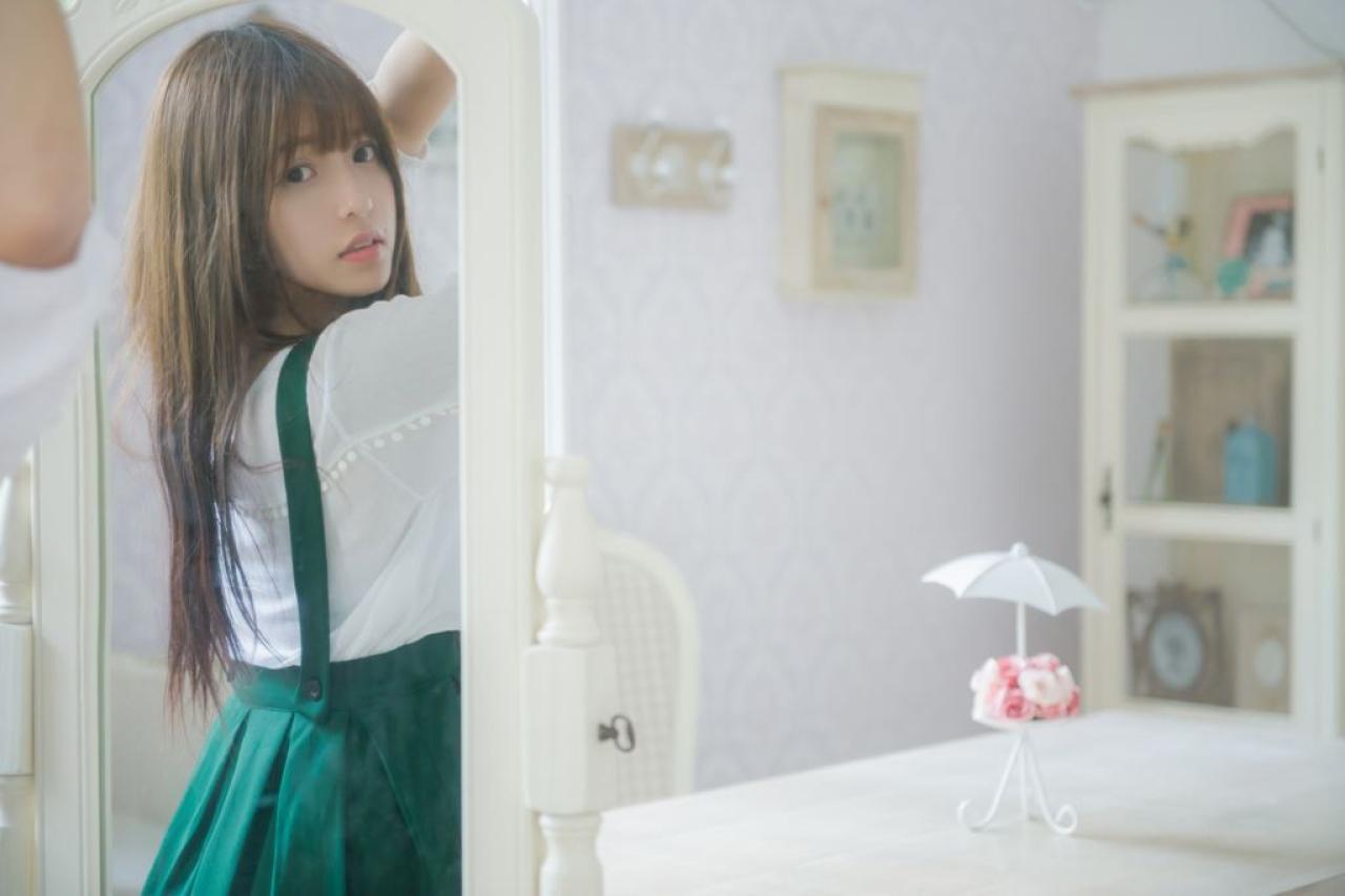 奶瓶转身回头看着镜子中的自己