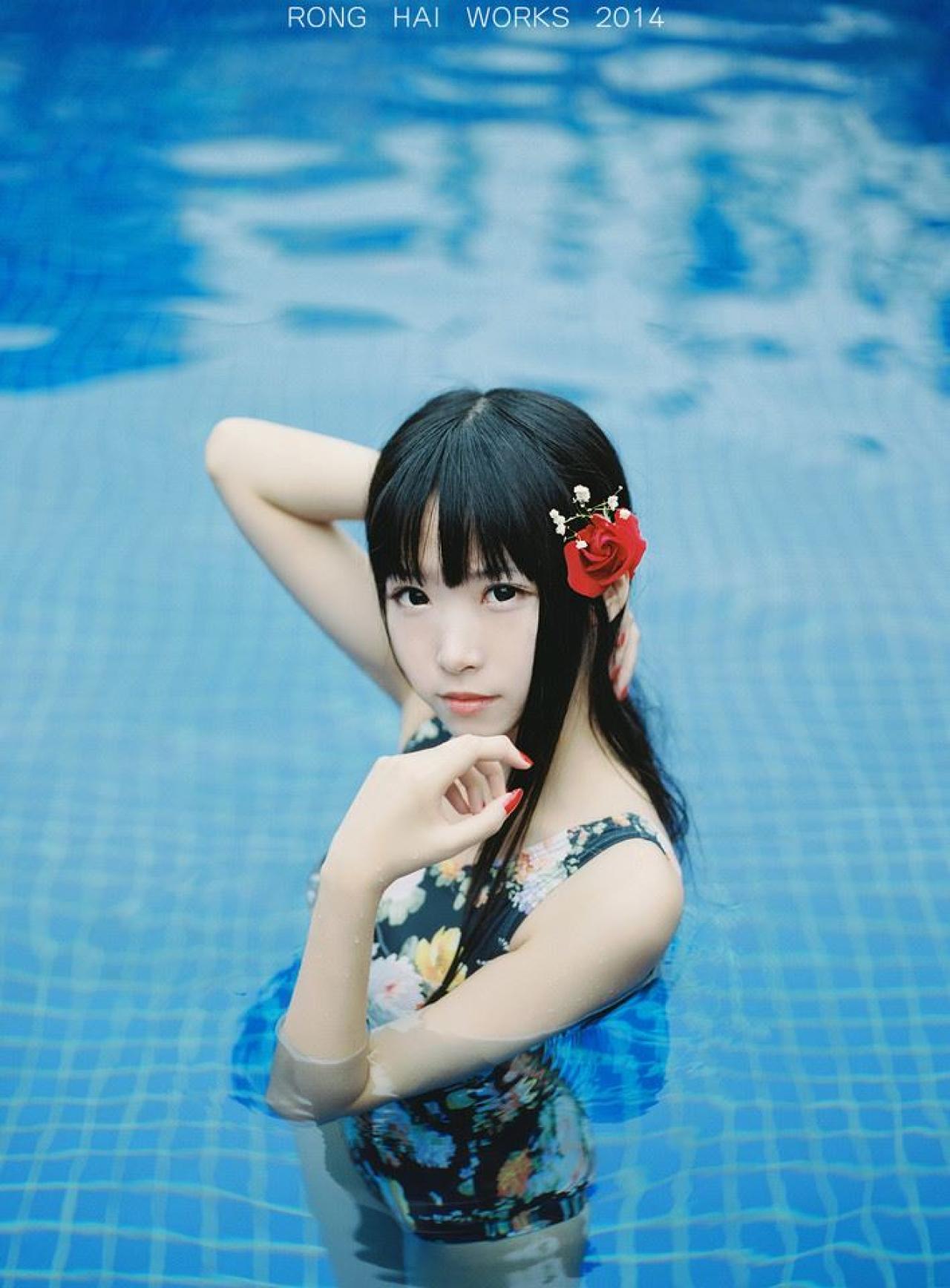 半藏森林在水中轻抚头发