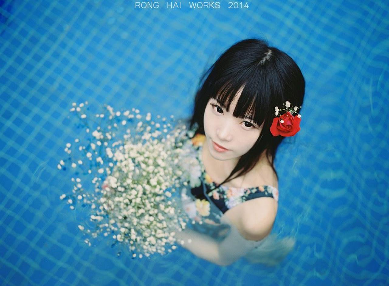 半藏森林在水中捧着花束