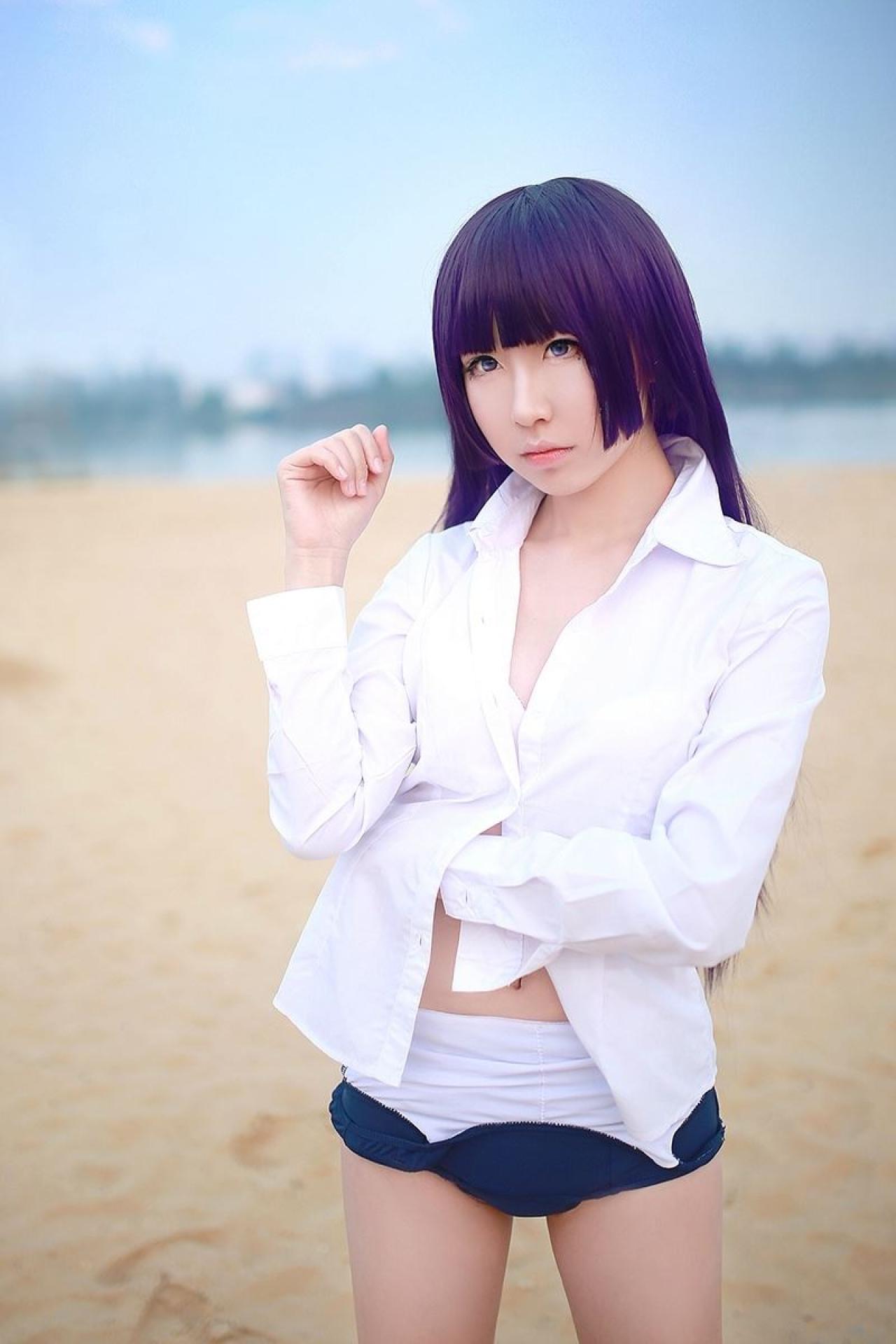 月歌扮演五更琉璃脱右手握拳抬起，左手伸进衣襟，站立的姿势