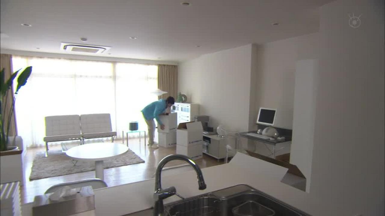 男主角正在搬家整理箱子