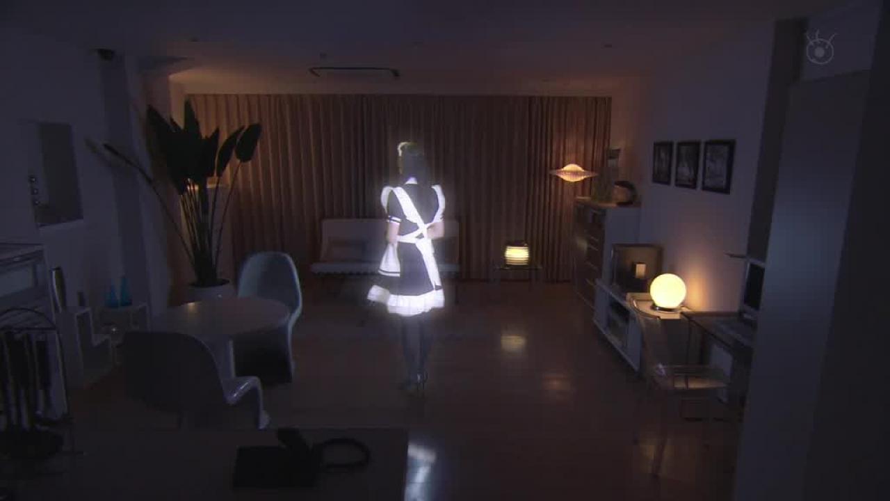 男主关了灯，留下女仆孤零零地在客厅。