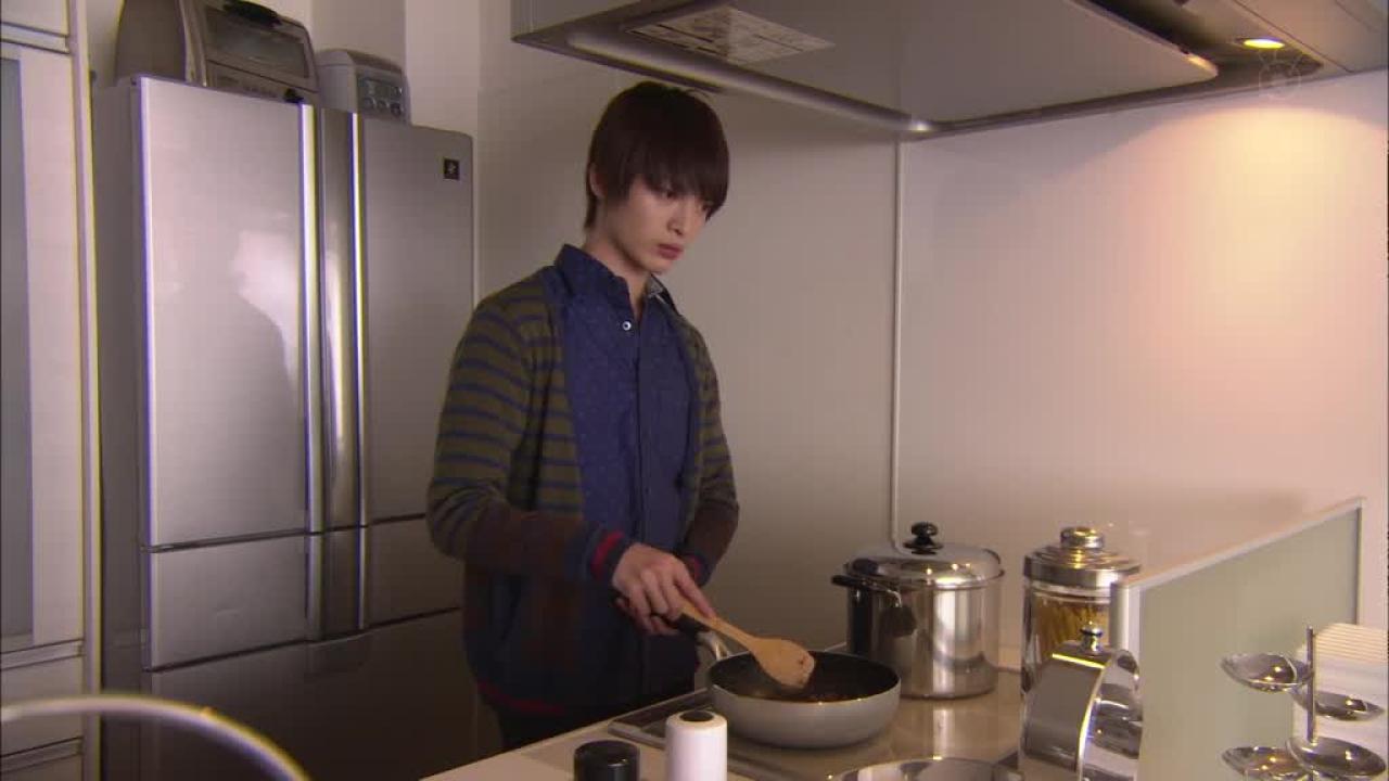 男主角正在做早饭，想不起来调料的位置