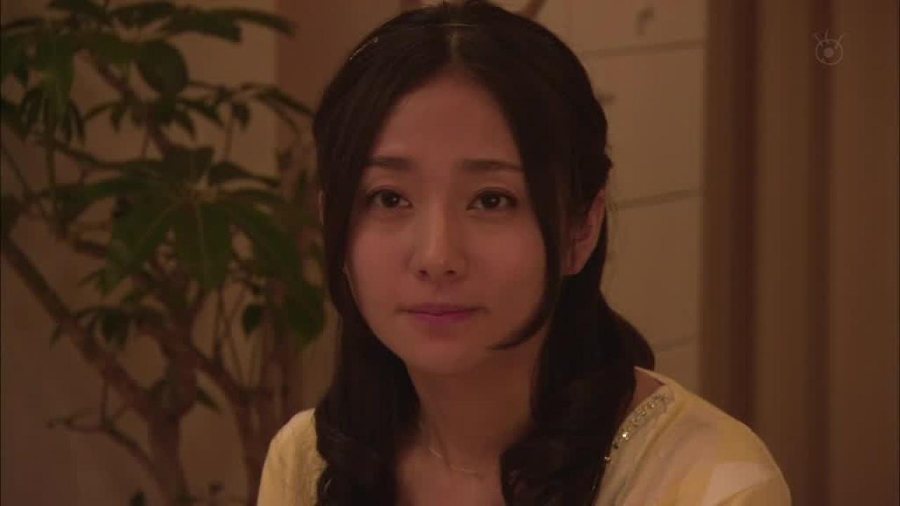 女主角深情凝视男仆的神情