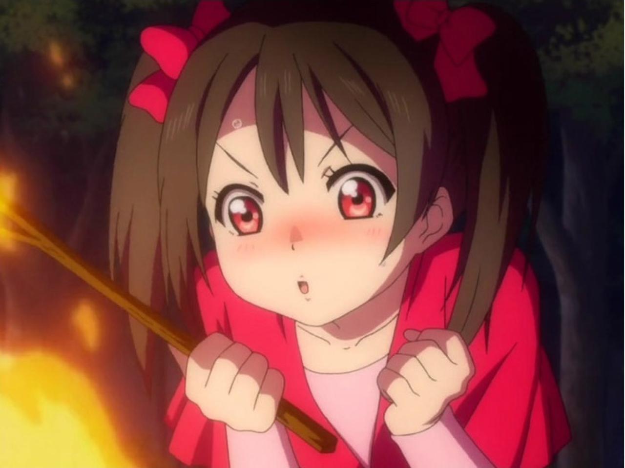 矢泽妮可在火光映衬下的脸