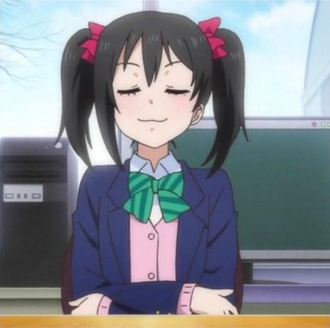 矢泽妮可自信满满的坐姿