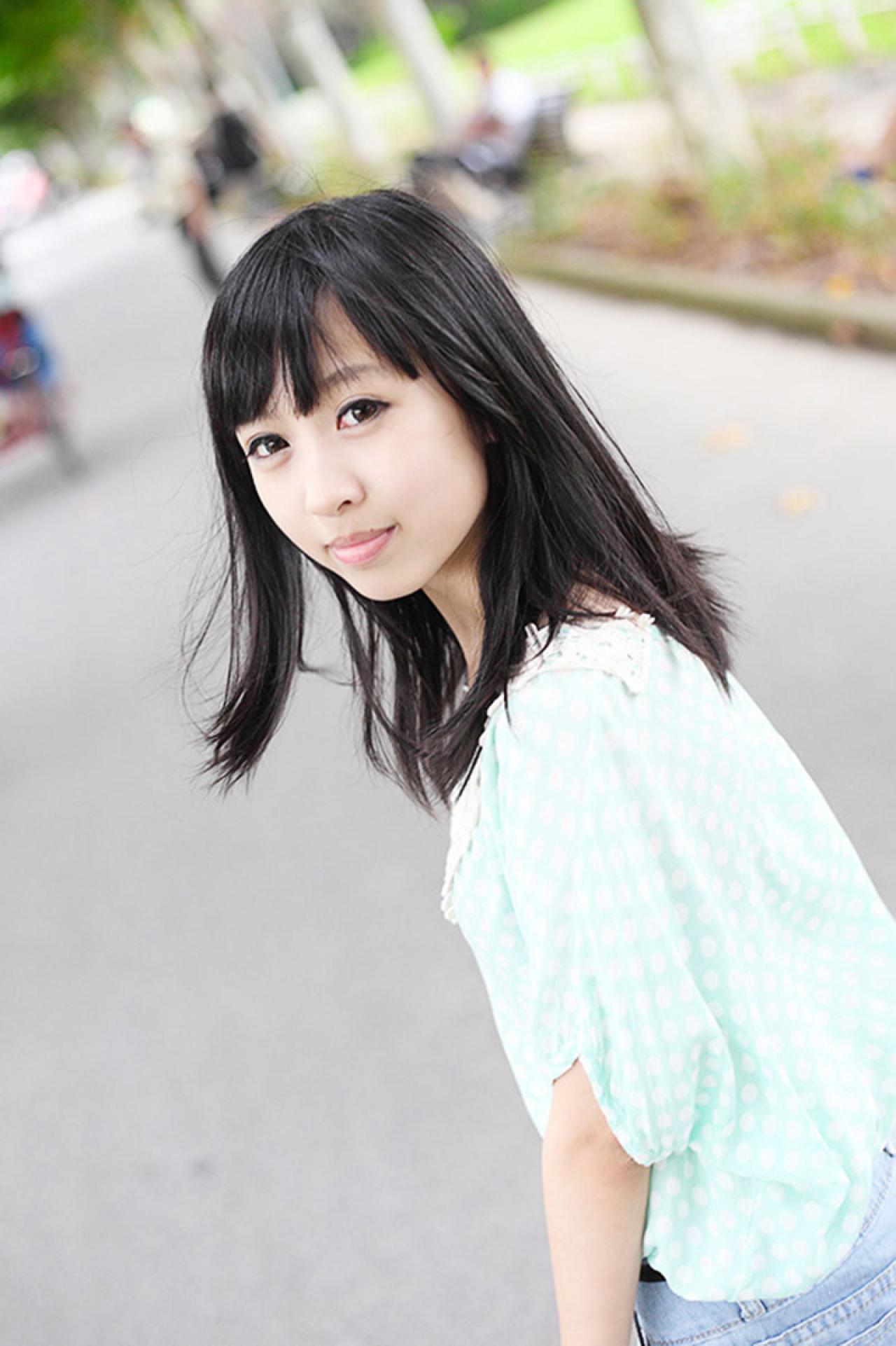 彤彤走在路上回眸的样子