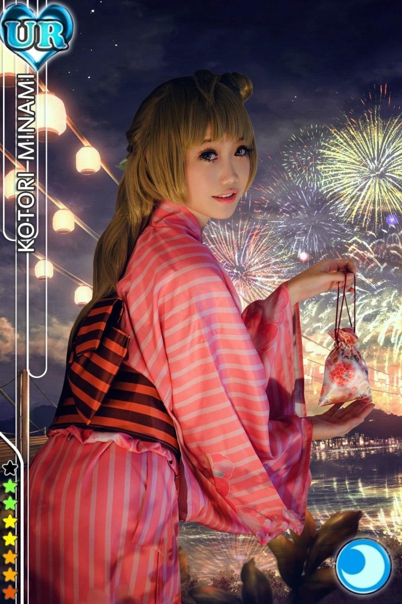 焖焖子扮演南小鸟拎着香包还原UR卡牌姿势（真人UR卡牌）