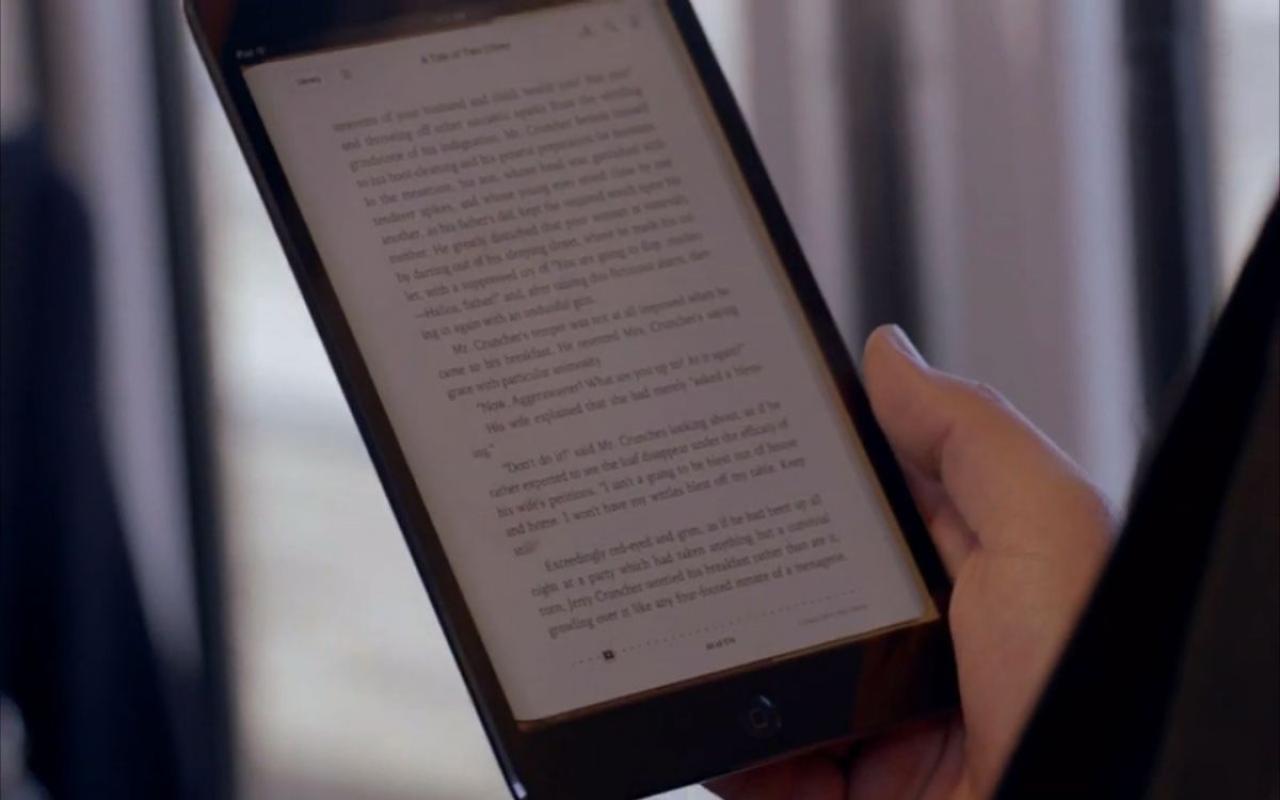 拿着ipad mini看书的人，截自iPad Mini苹果官方宣传片
