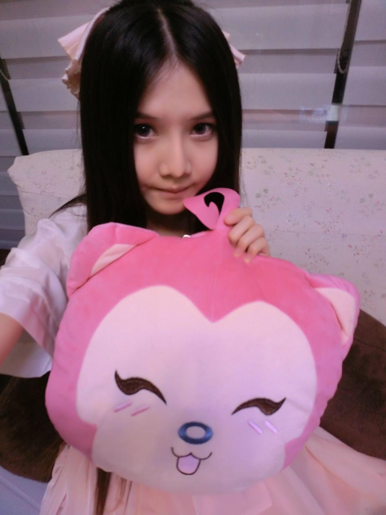 奕青含和桃子抱枕