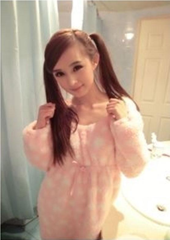 小排双手举到肩部微笑表情