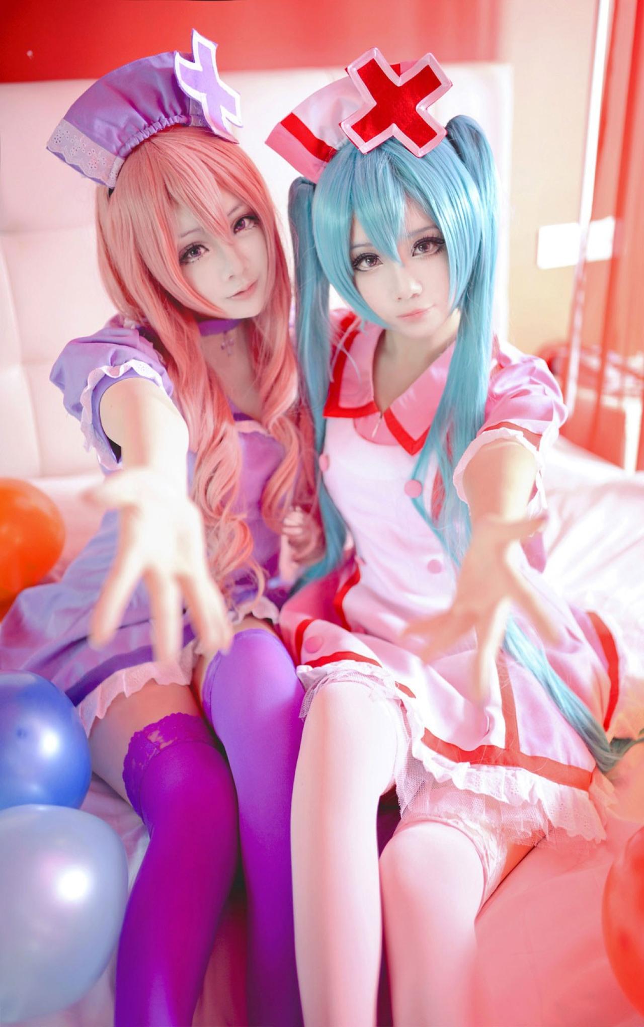 niku扮演巡音露卡伸出右手，诡殊扮演初音未来伸出左手