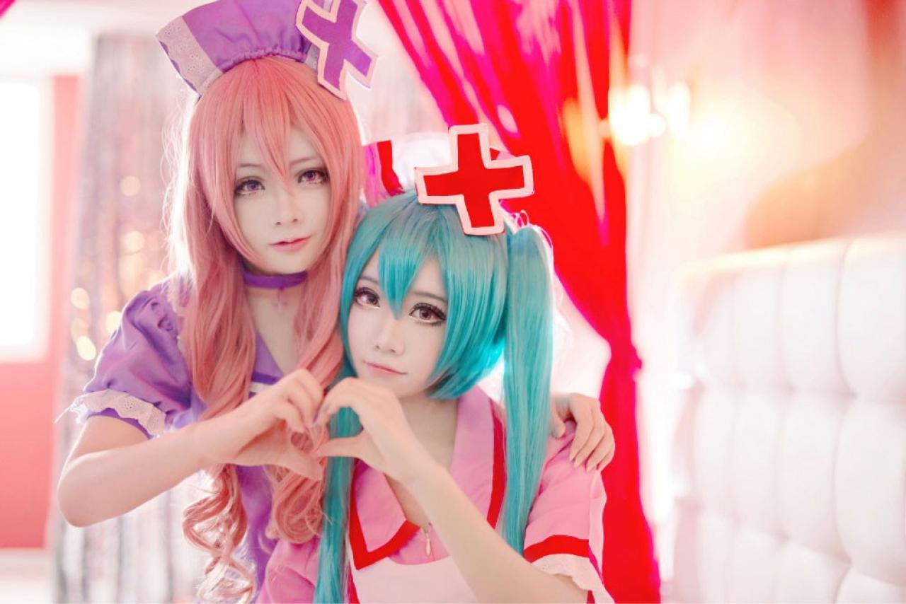 niku扮演巡音露卡和诡殊扮演初音未来作心形手势