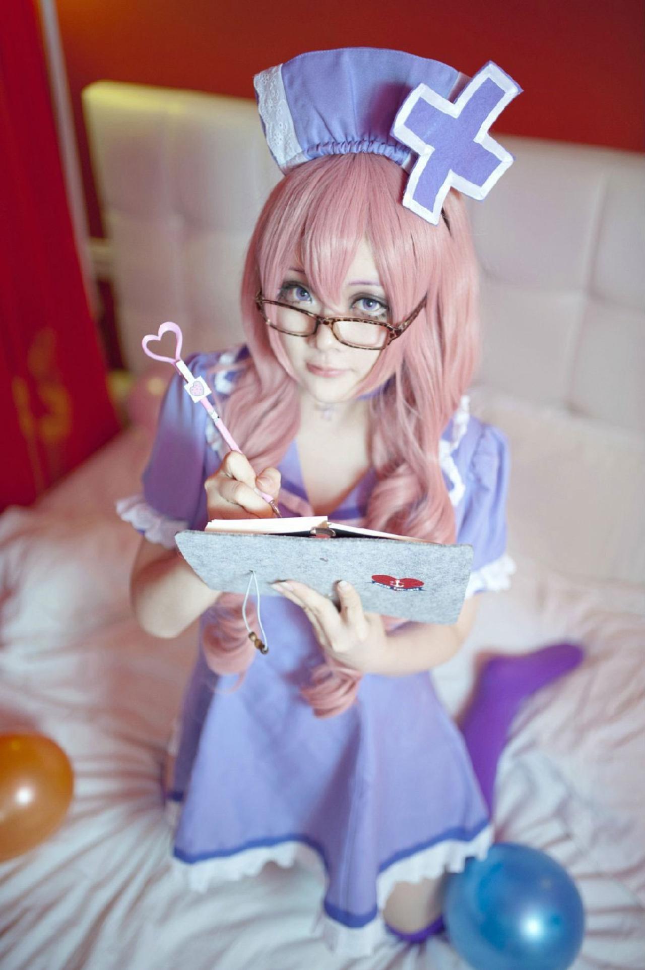 niku扮演巡音露卡戴着眼镜正在作护理记录