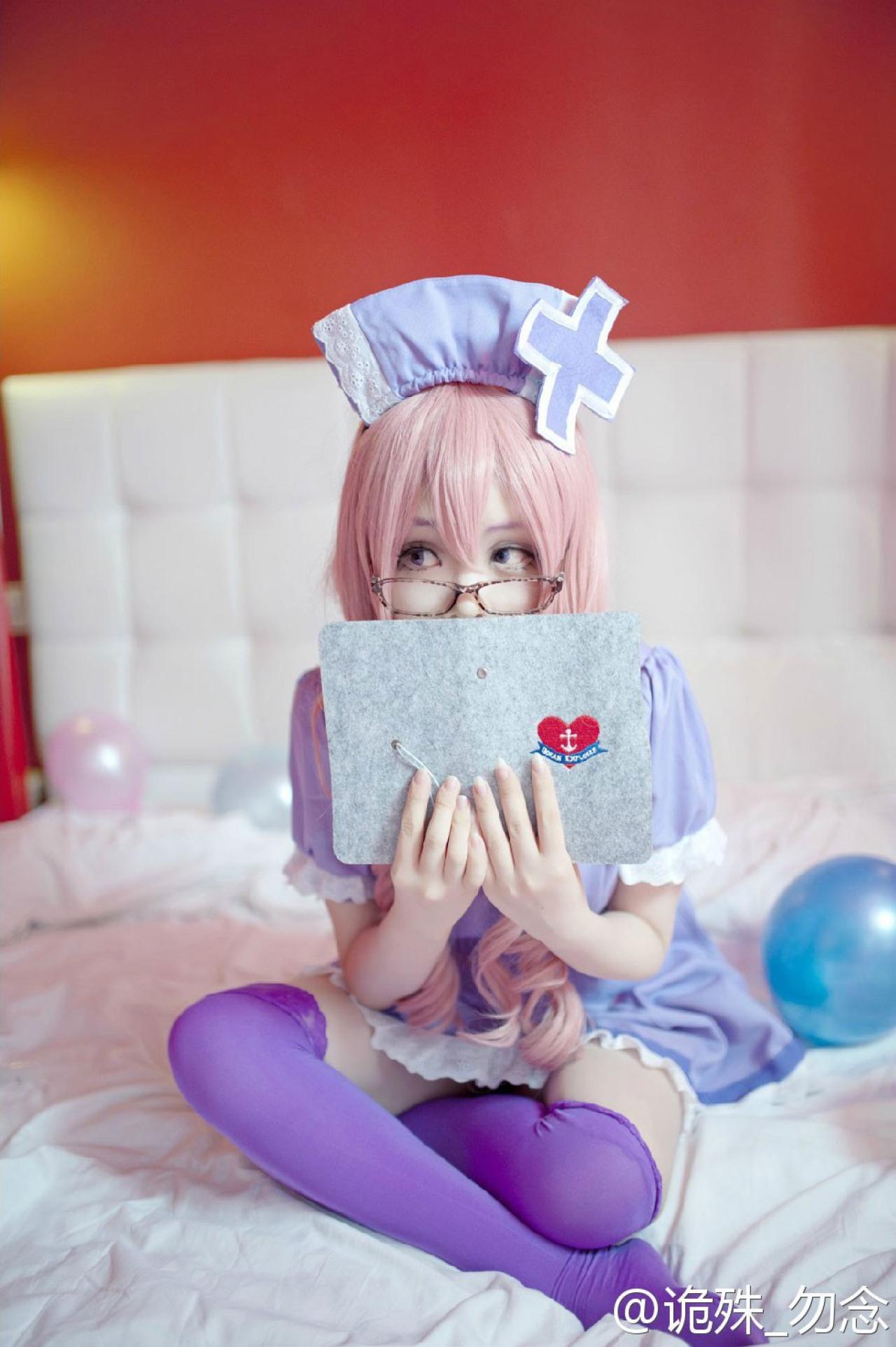 niku扮演巡音露卡用记录本遮挡住嘴