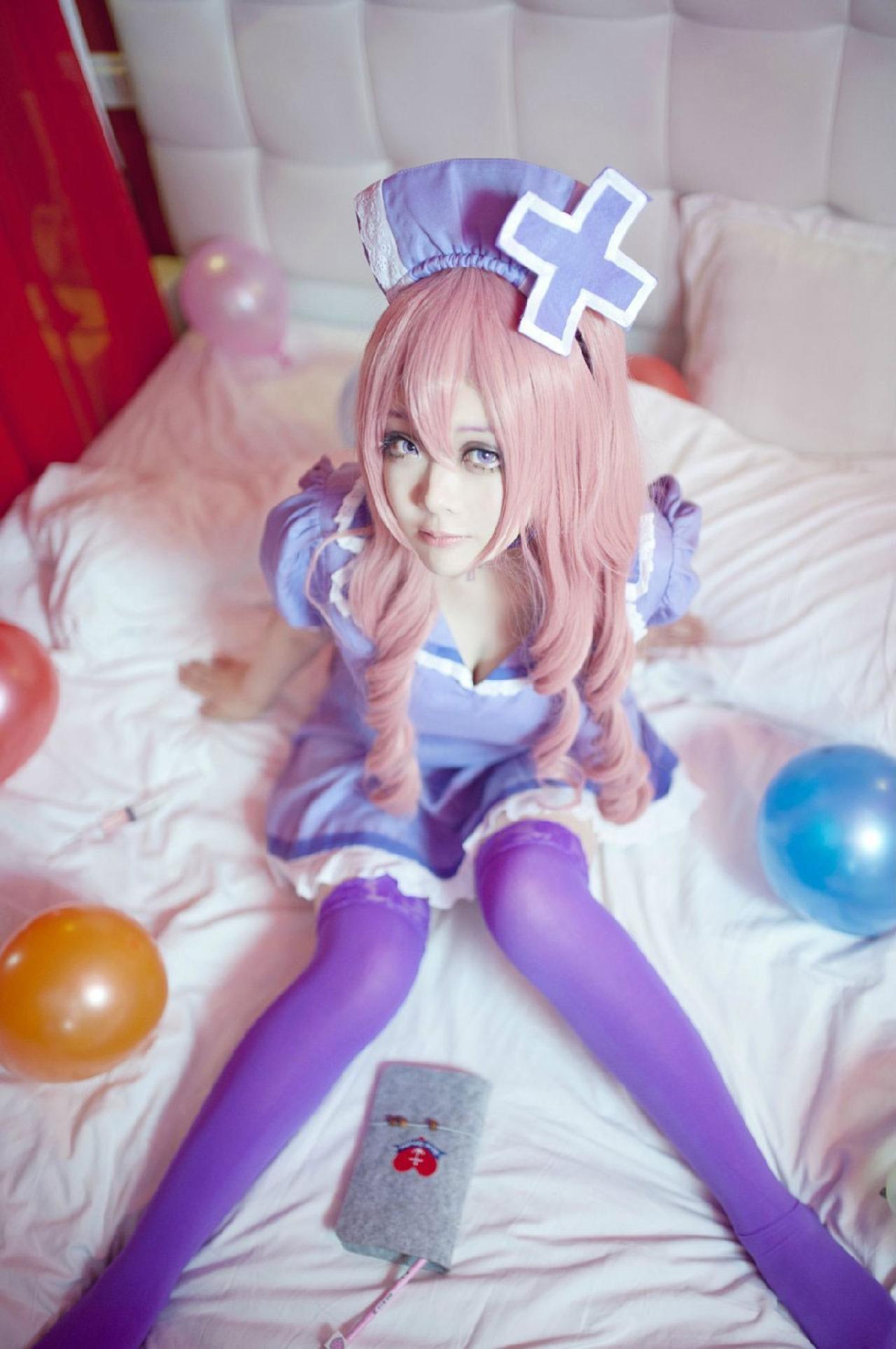 niku扮演巡音露卡双手撑在床上坐着
