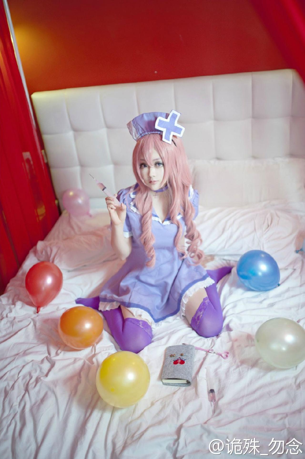 niku扮演巡音露卡右手拿着针管