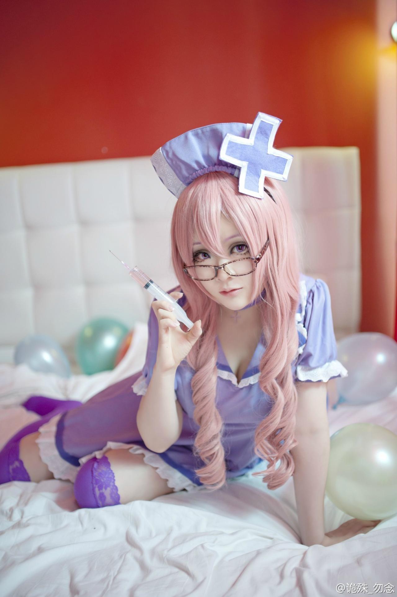 niku扮演巡音露卡左手撑在床上，右手拿着针管