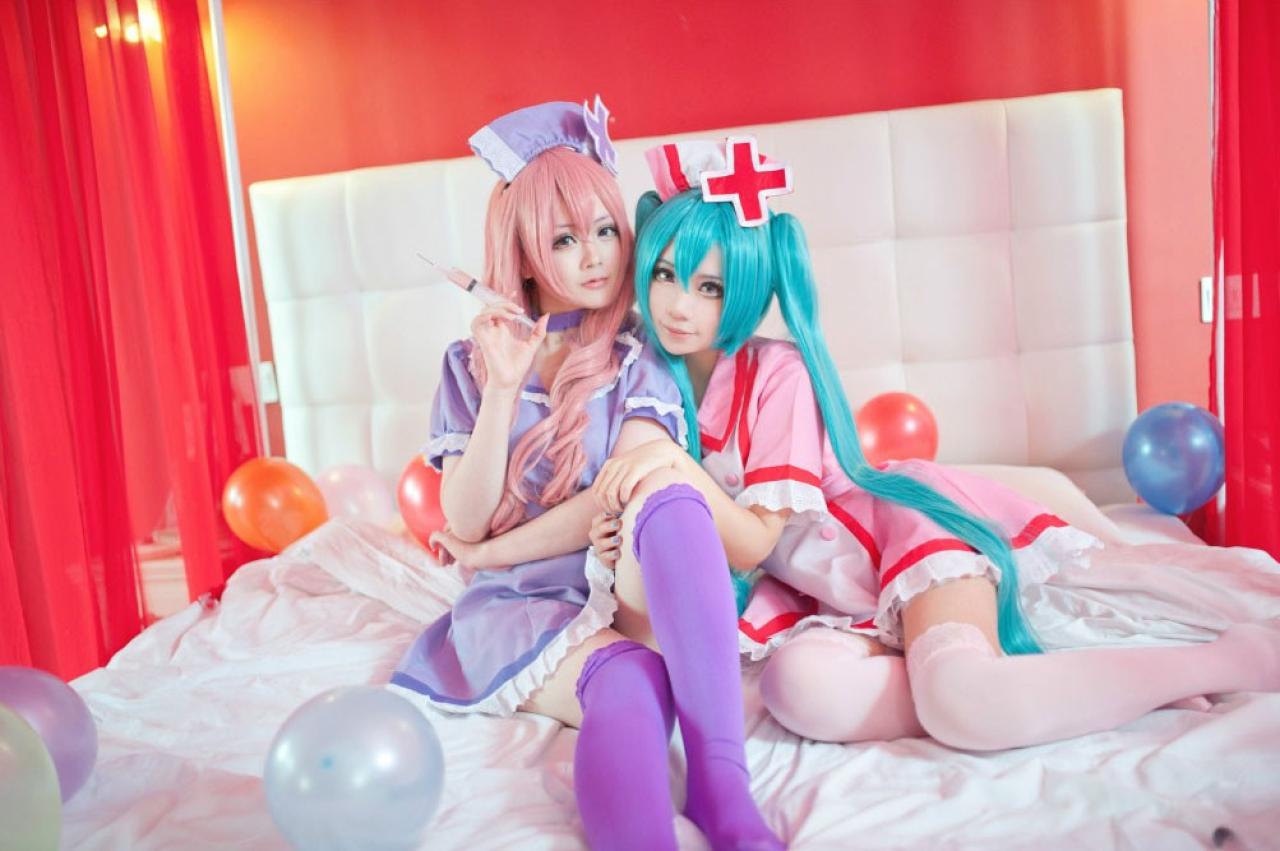 niku扮演巡音露卡和诡殊扮演初音未来挨着坐在床上