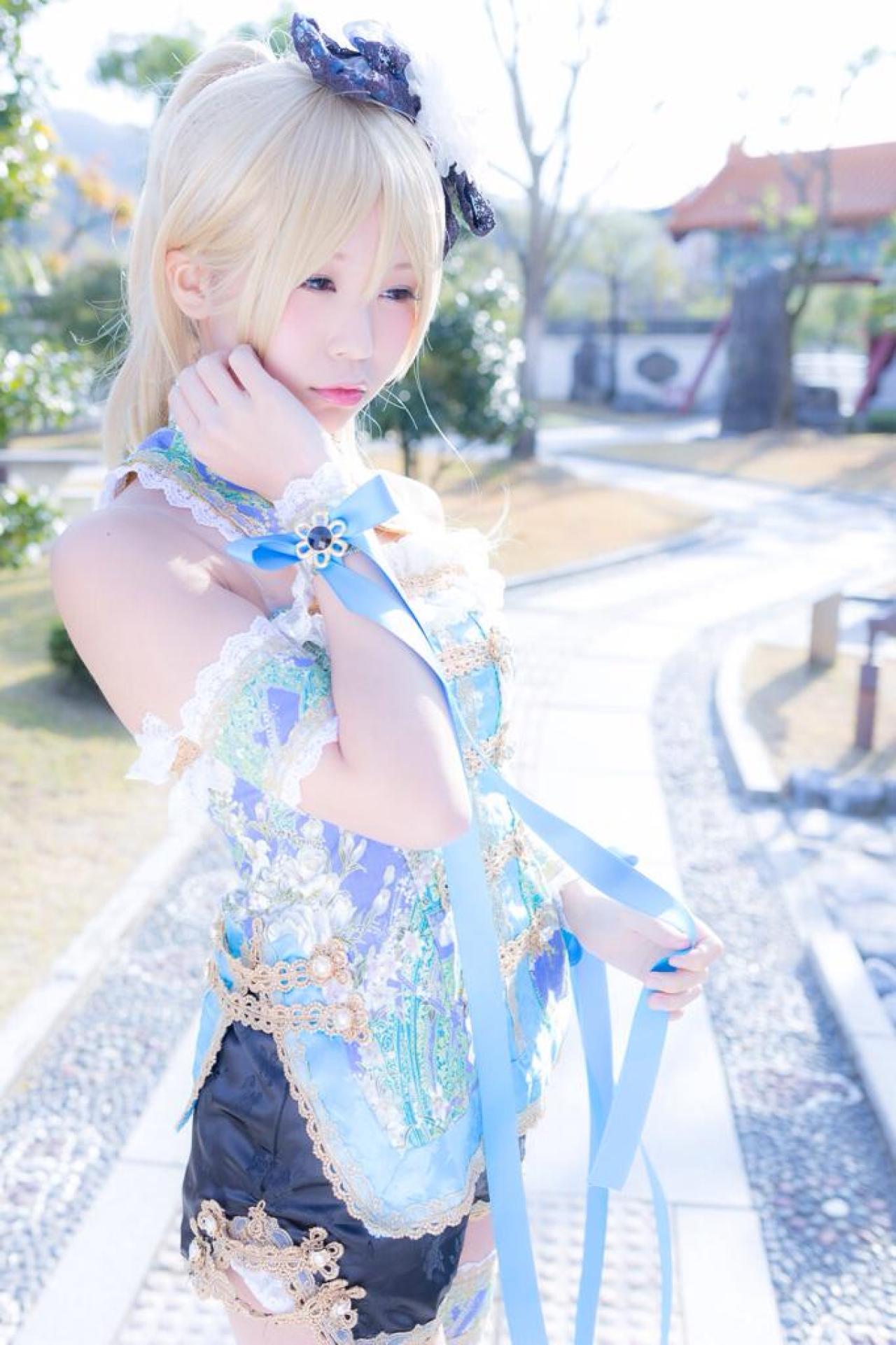 五木あきら扮演绚濑绘里颔首垂眉，轻抚脸颊