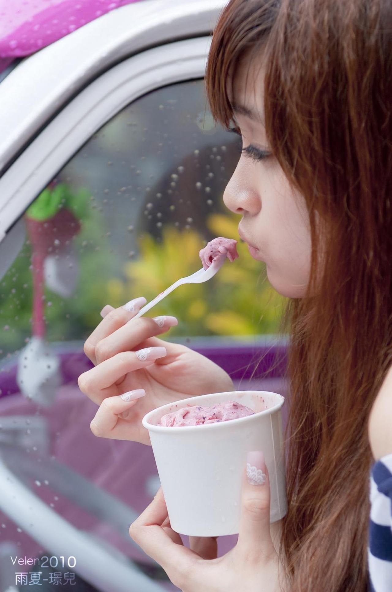 璟儿挖起一勺冰淇淋，放在嘴边吹吹的侧脸