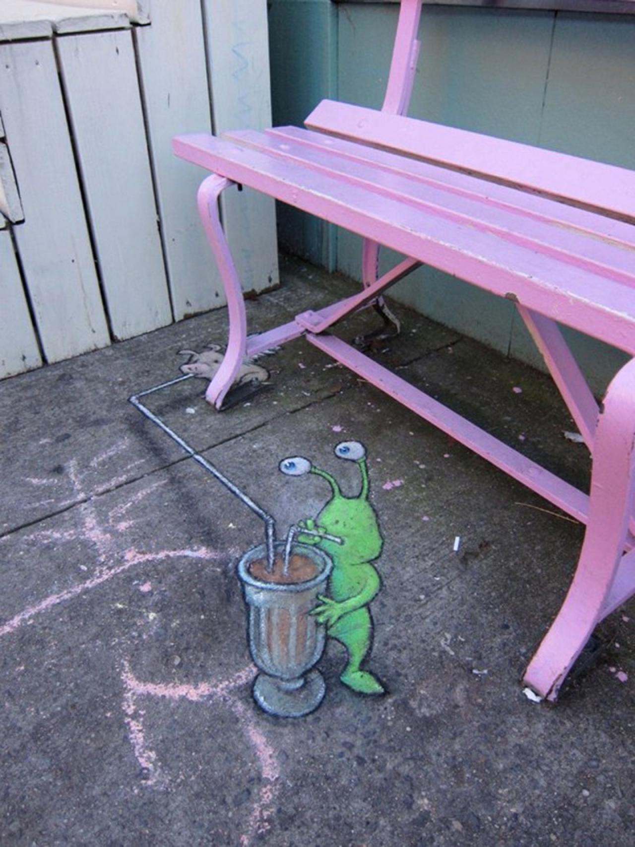 会飞的小猪正在偷喝Sluggo的苏打水 在Brooklyn Farmacy & Soda Fountain冰淇淋苏打水小店