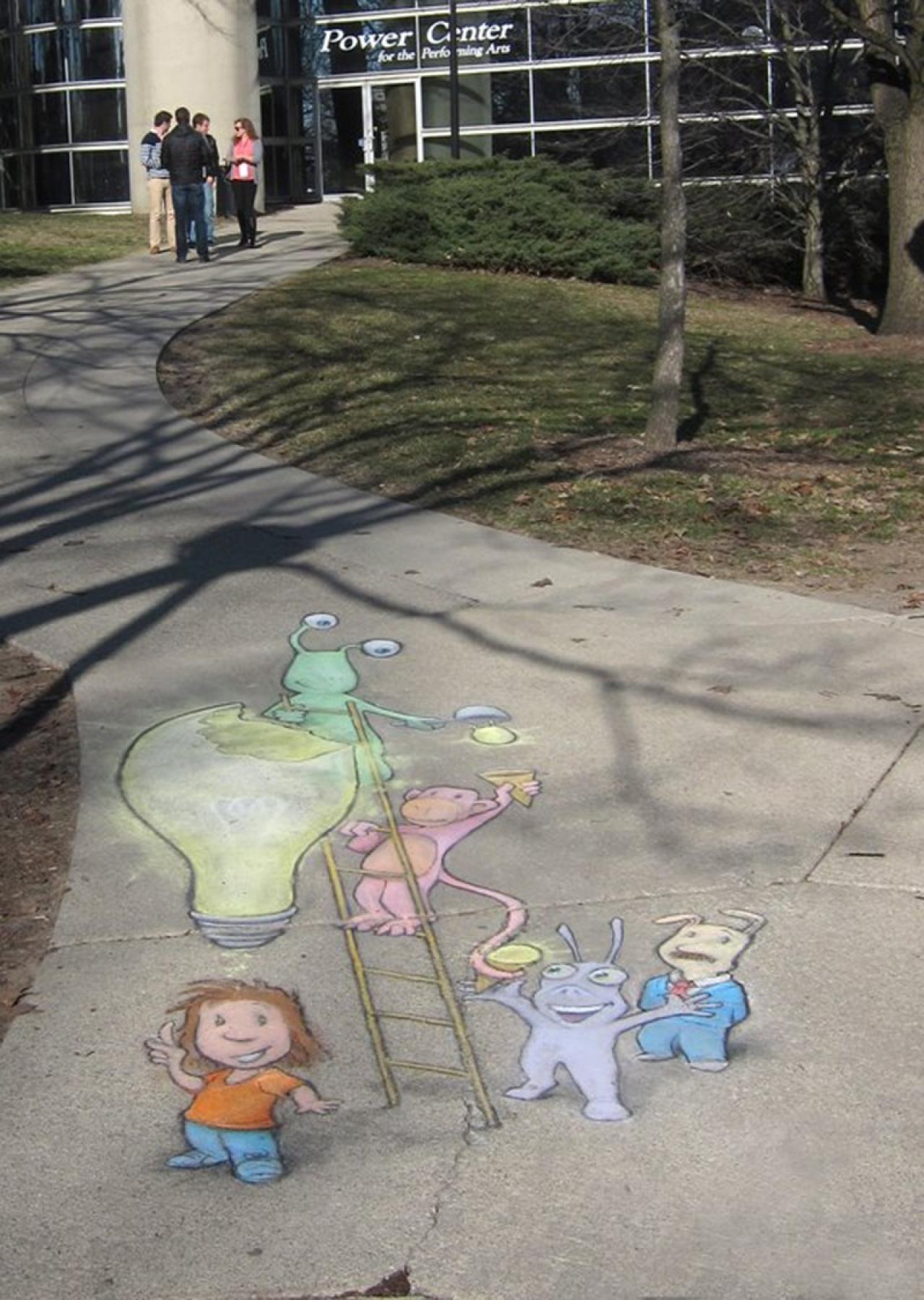 Sluggo正在把小姑娘的点子作成冰淇淋，分享给其他排队的小伙伴