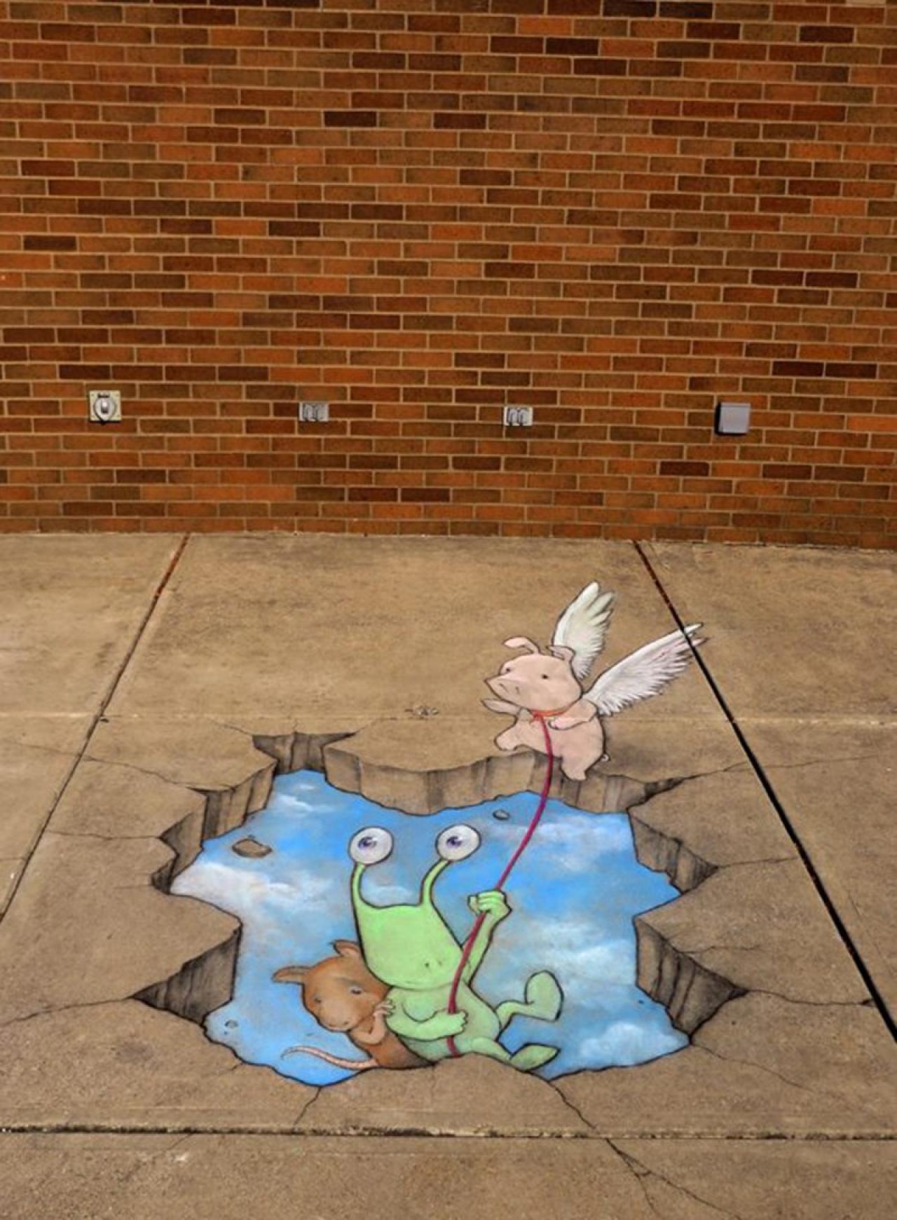 飞猪正在把背着小老鼠的Sluggo从破裂的地洞中拉上来