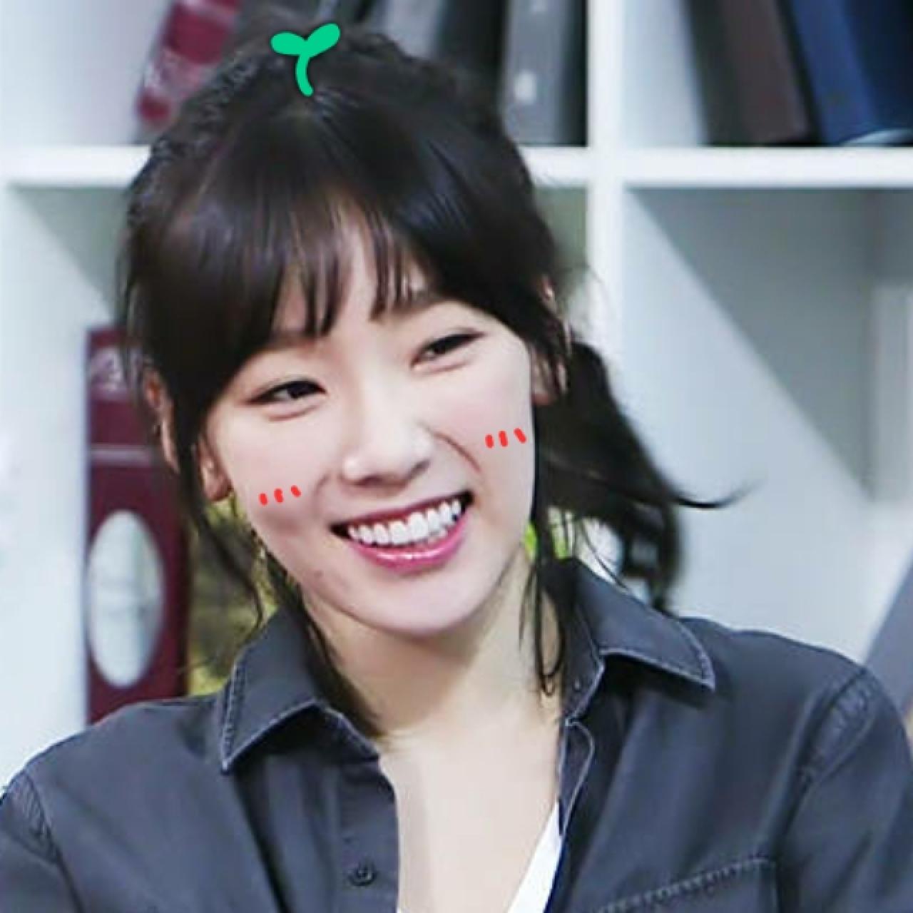 金泰妍咧嘴微笑表情