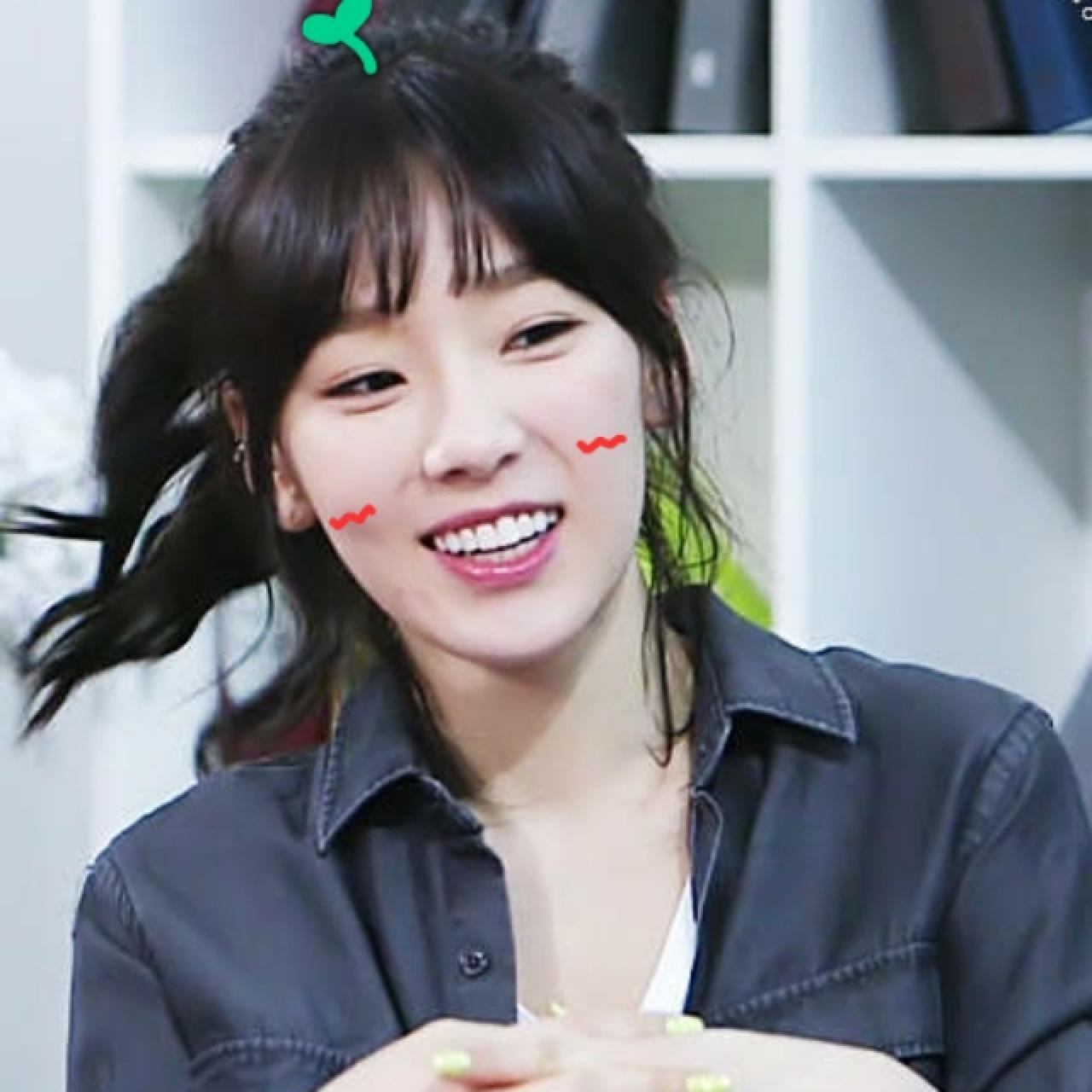 金泰妍微笑表情