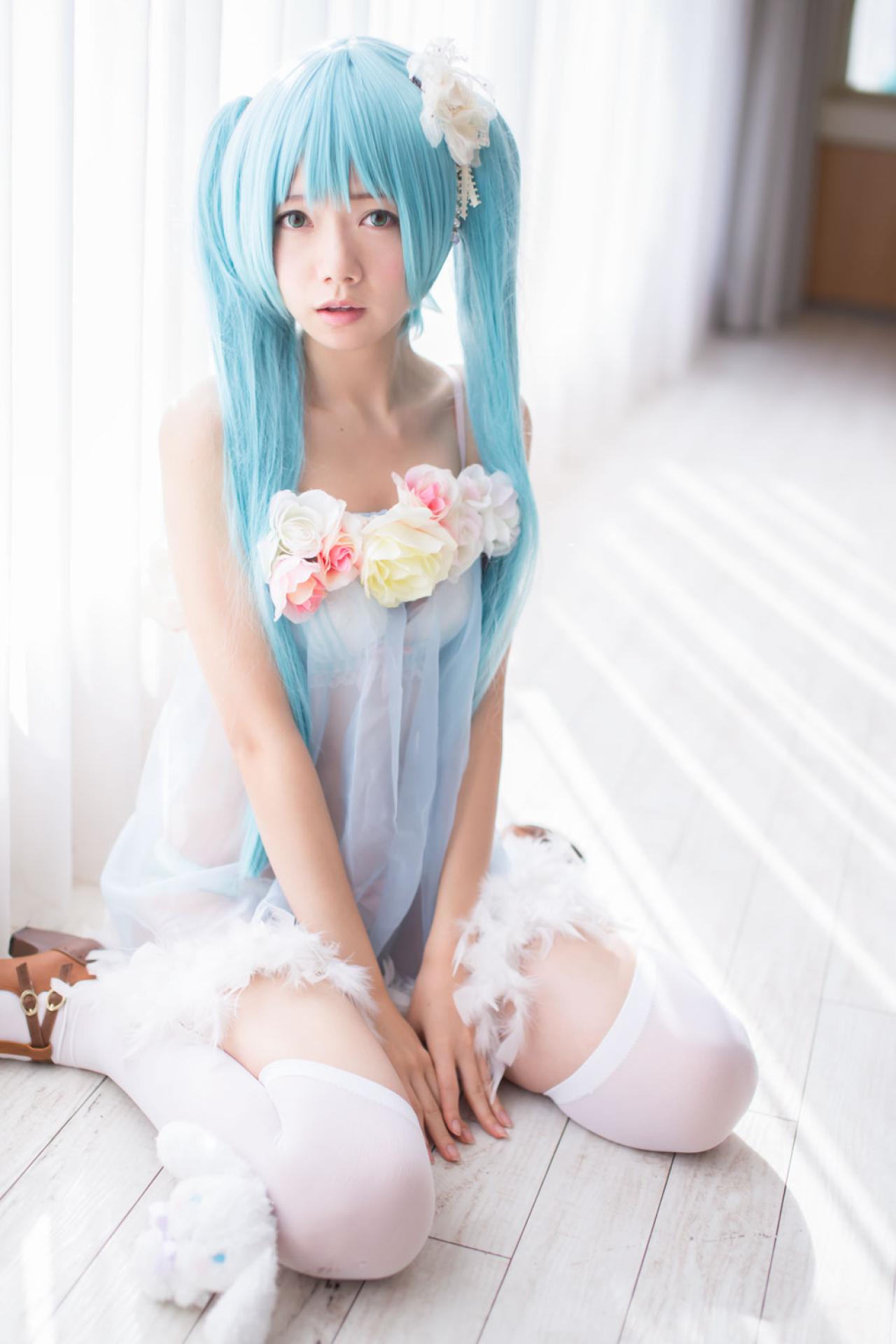 あっきん扮演初音未来坐在地板上的正面照