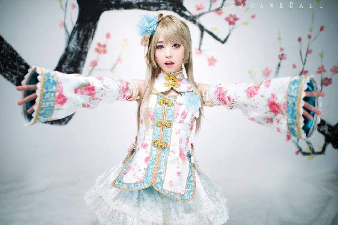 兔娘tomia扮演南小鸟双臂伸开，敞开怀抱