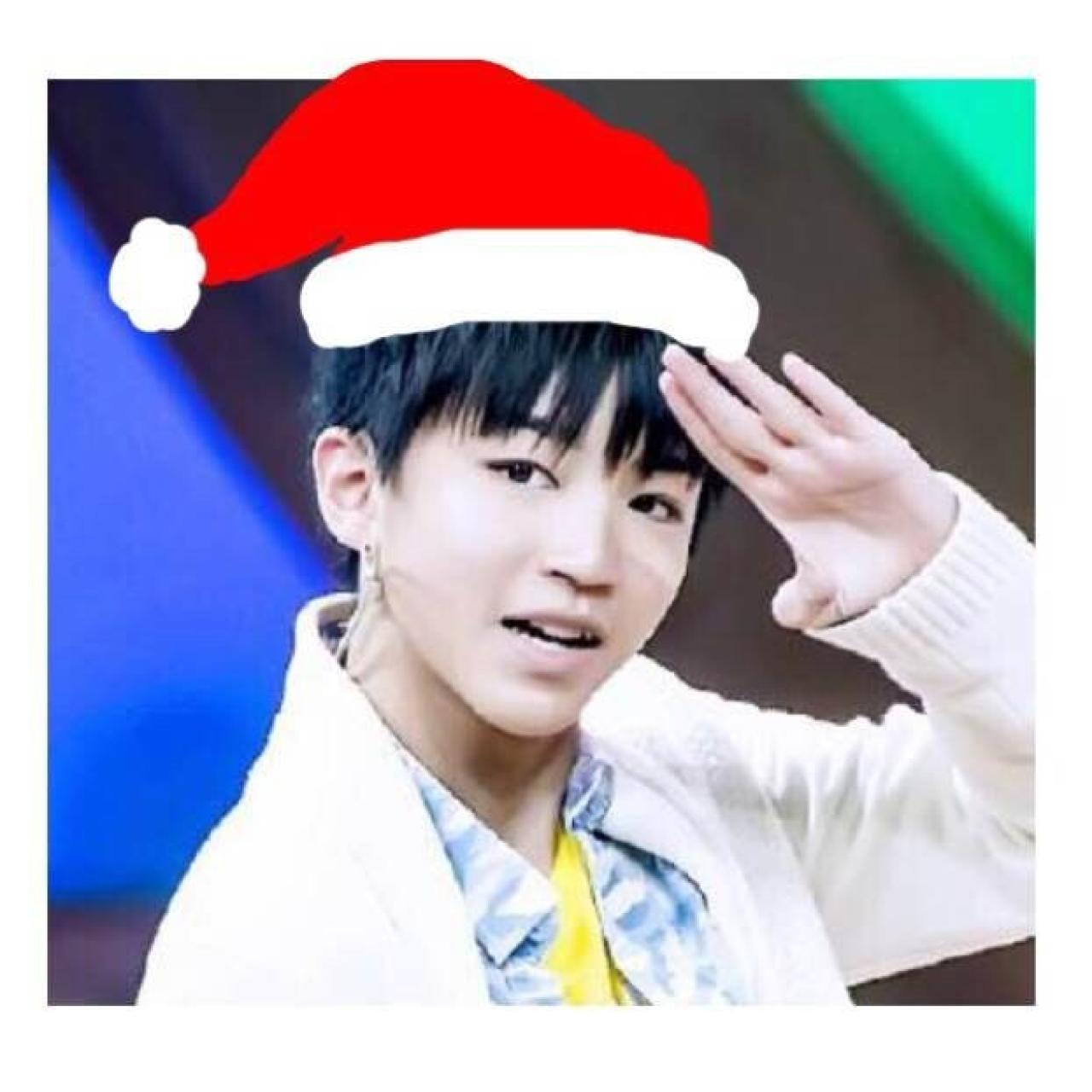 王俊凯戴着圣诞帽敬礼头像