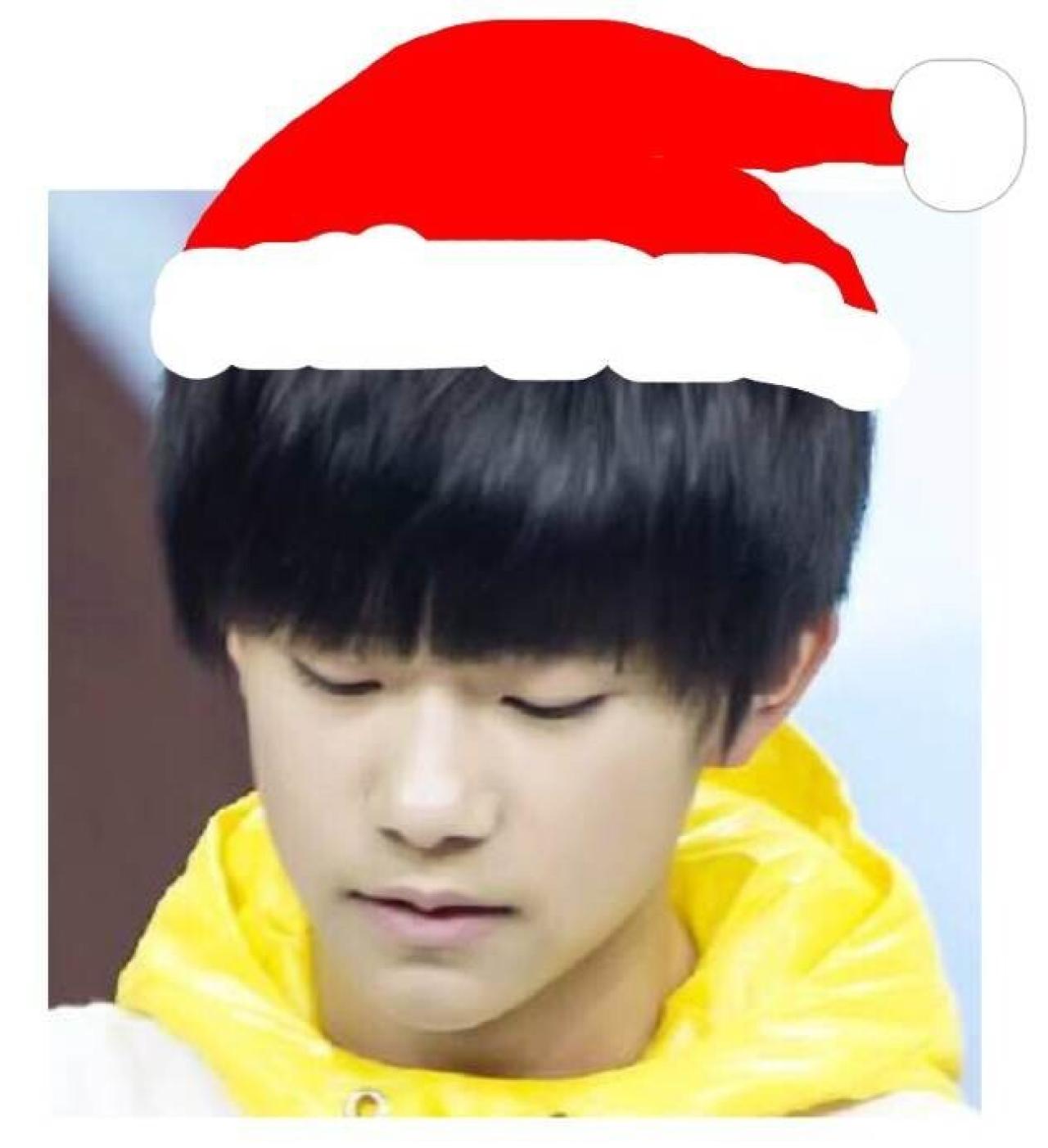易烊千玺戴着圣诞帽低头瞬间头像