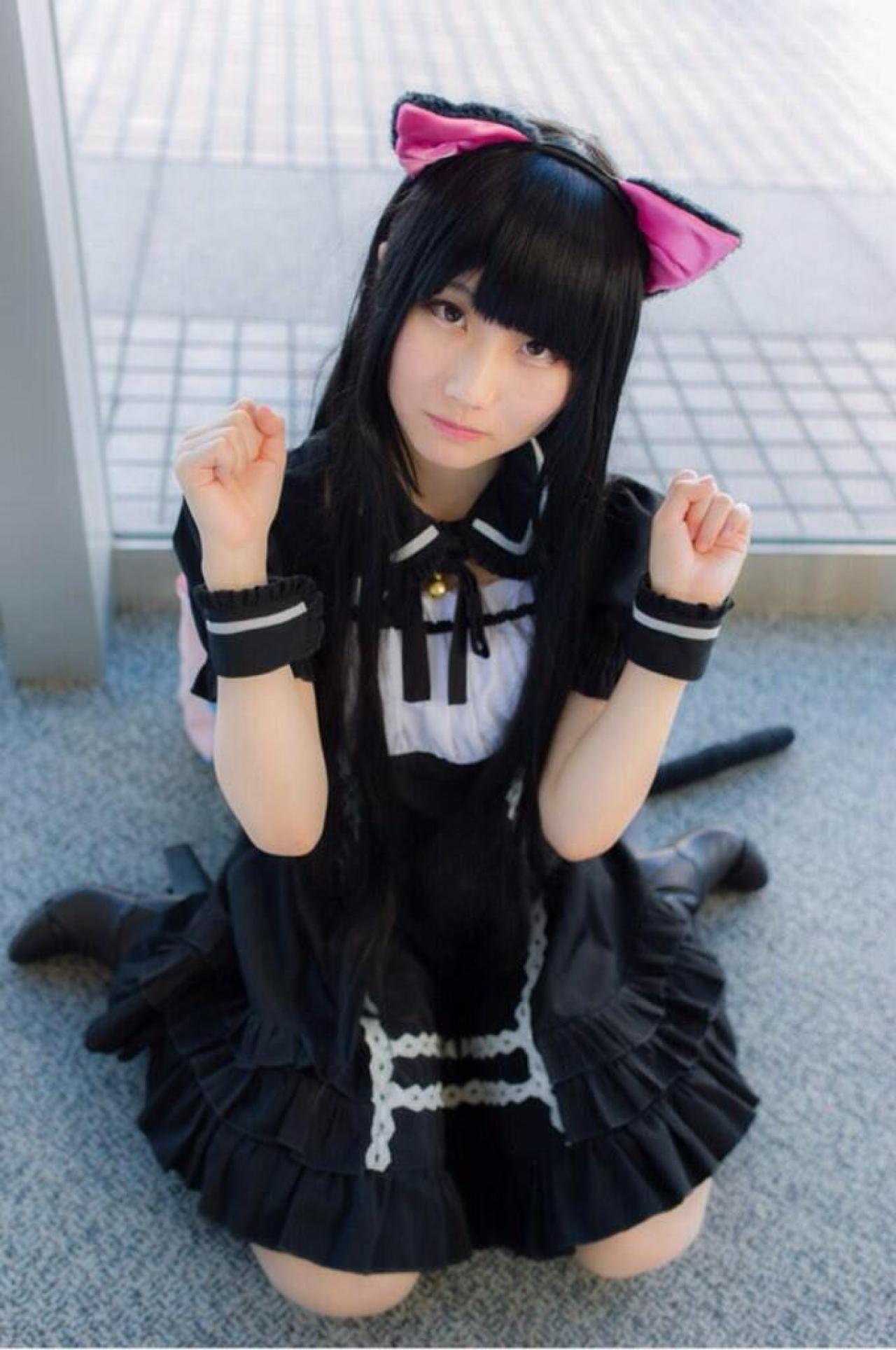 あすな歪着头，双手扮小猫