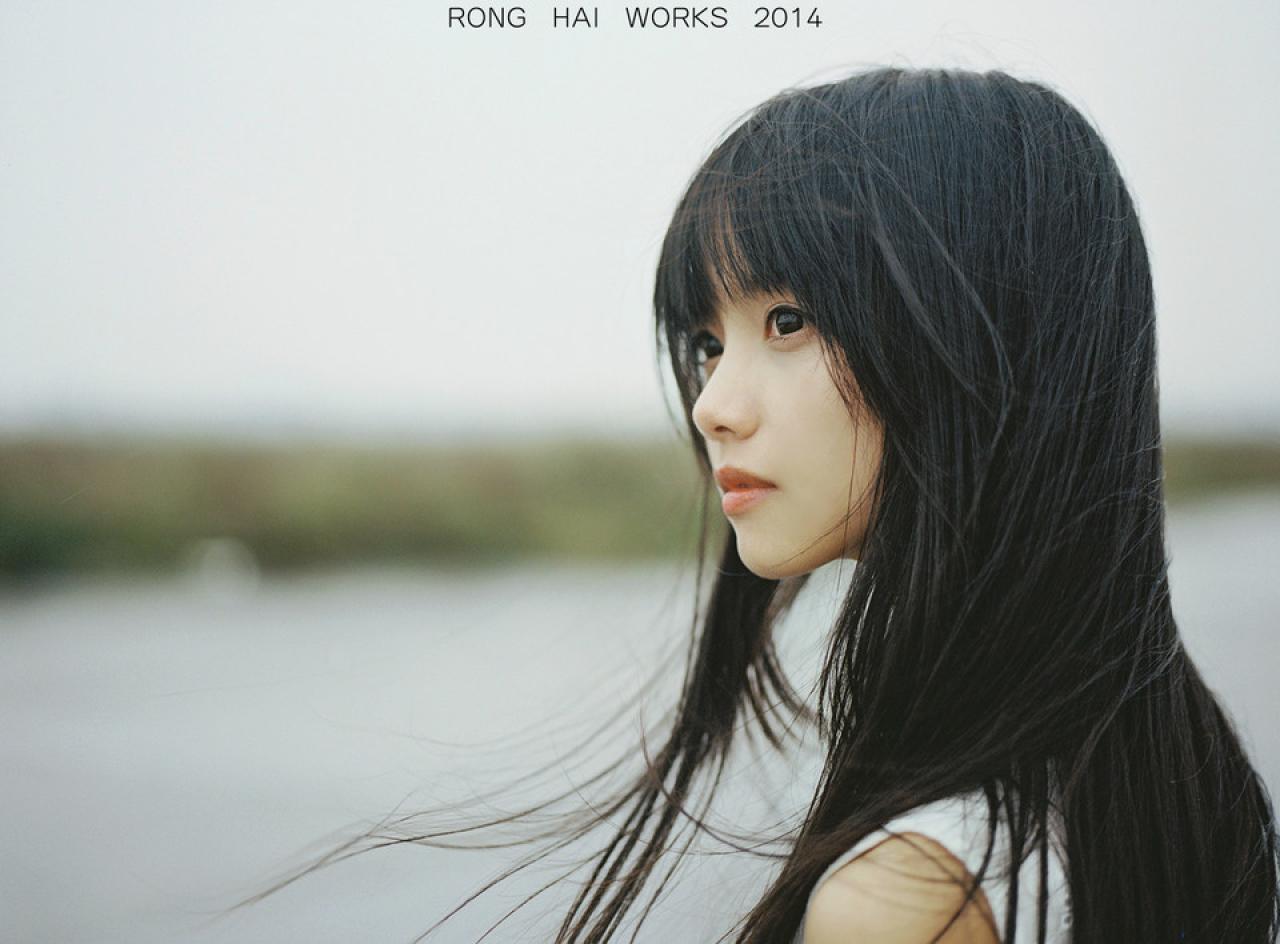 猫梓在水边张望的侧脸横幅